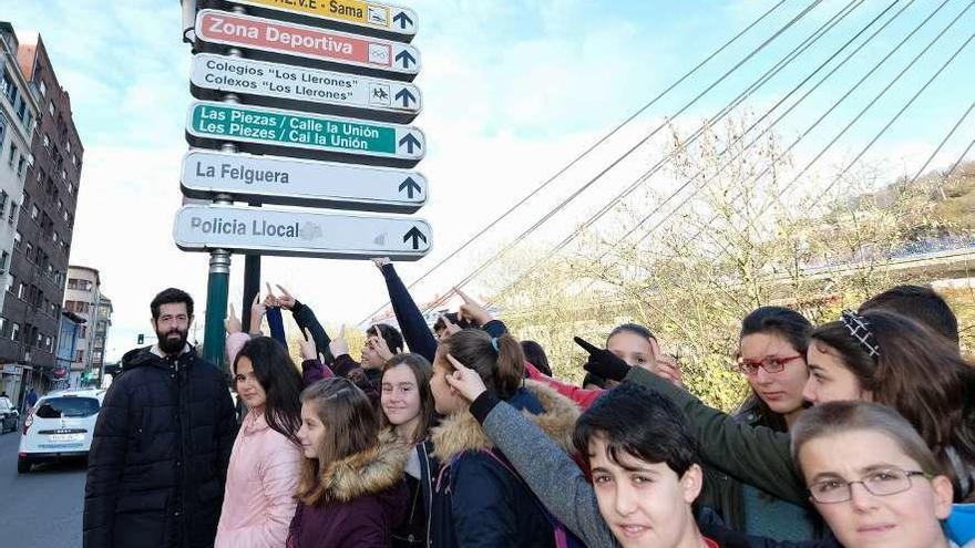 Los estudiantes, junto a uno de los carteles analizados.