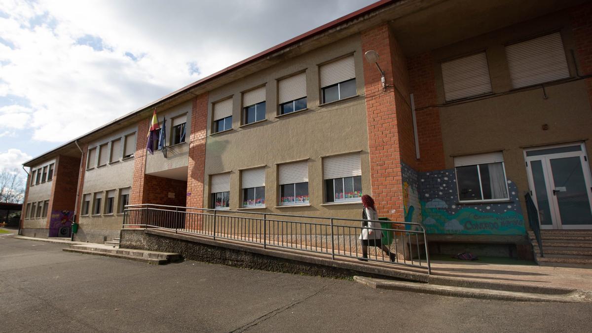 La entrada del colegio público Condado de Noreña.