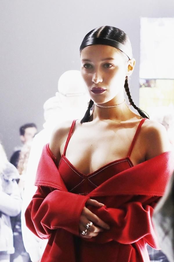 Bella Hadid se pasa a los rizos