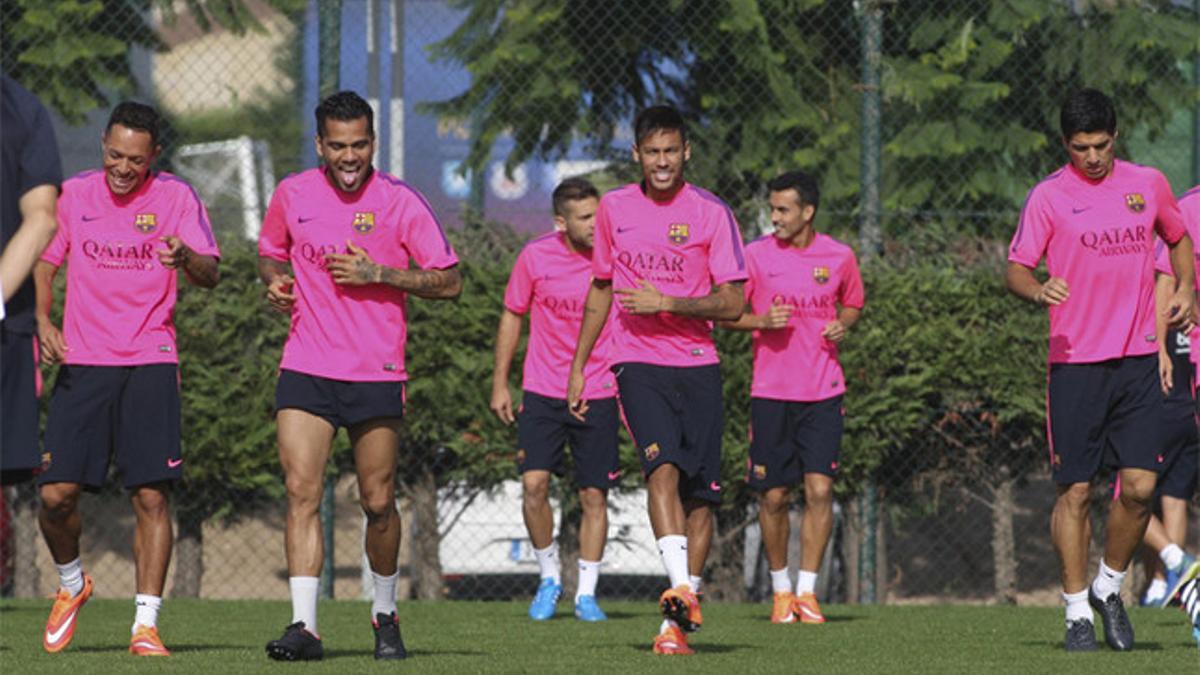 Los jugadores del Barça salen al campo de entrenamiento este viernes