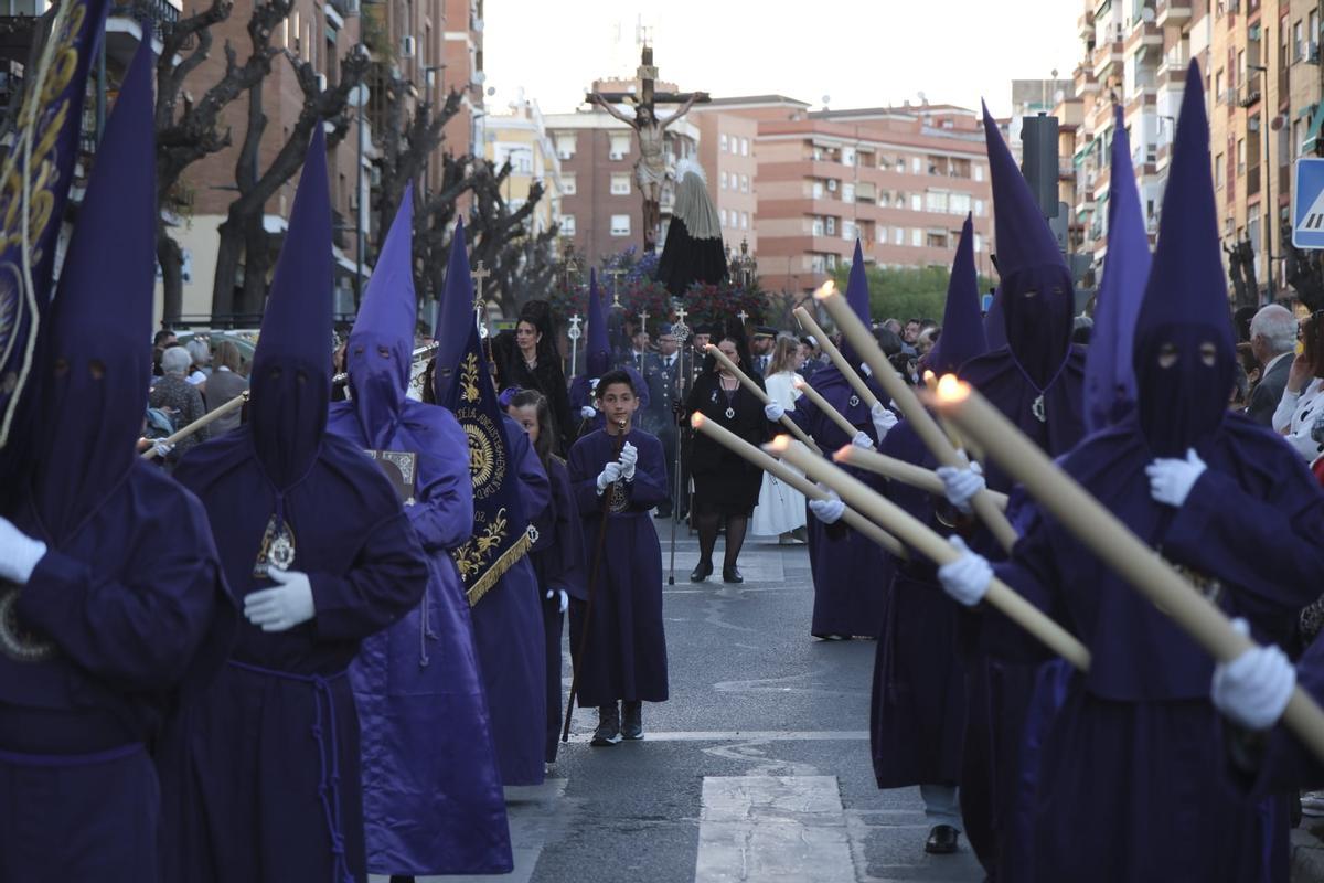 La procesión atraviesa la avenida Carolina Coronado.