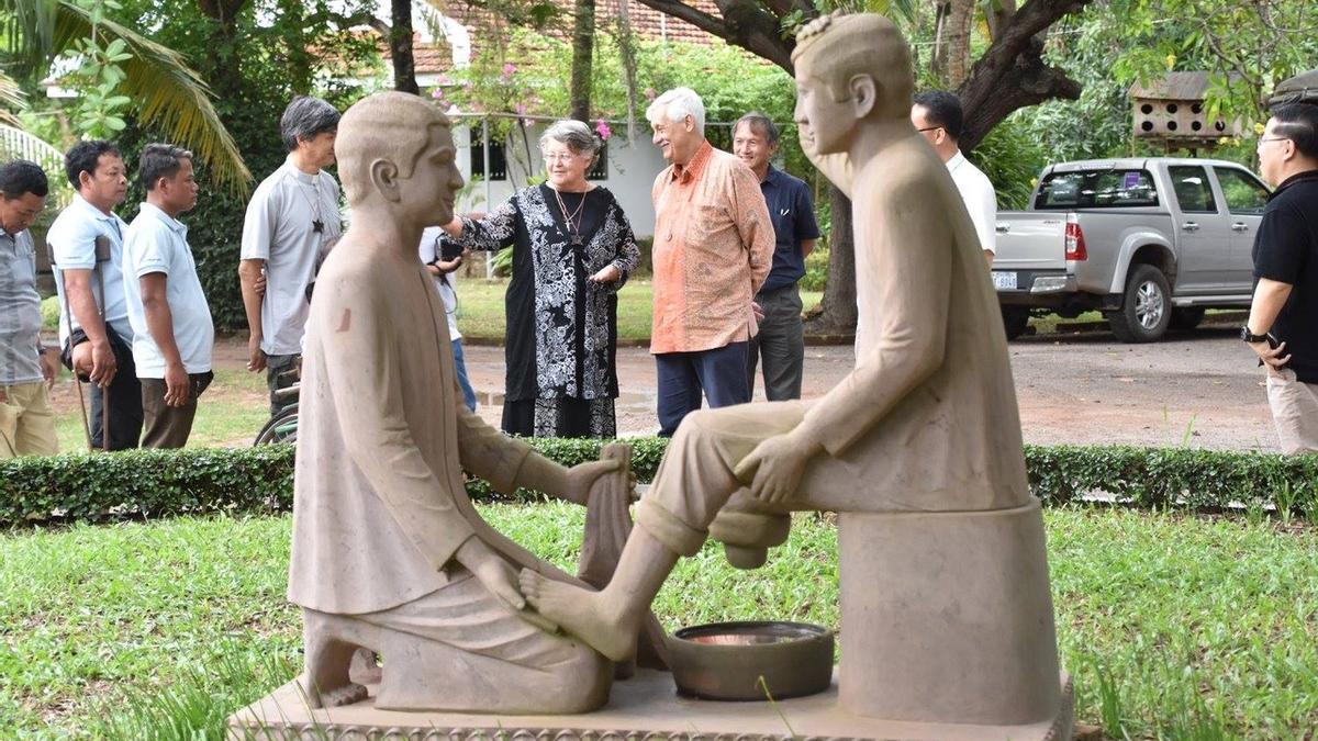Me acerco a la escultura mientras la escucho decir: «es una pequeña réplica en madera de la original, que está fuera en el jardín»