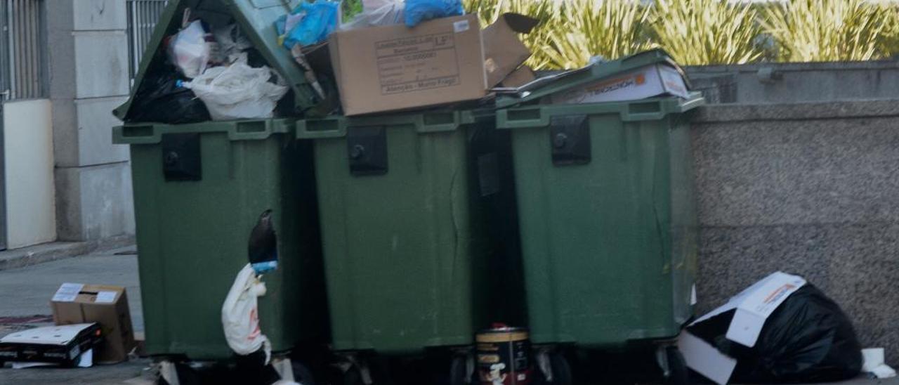 Contenedores llenos de basura en Pontevedra. // R. Vázquez