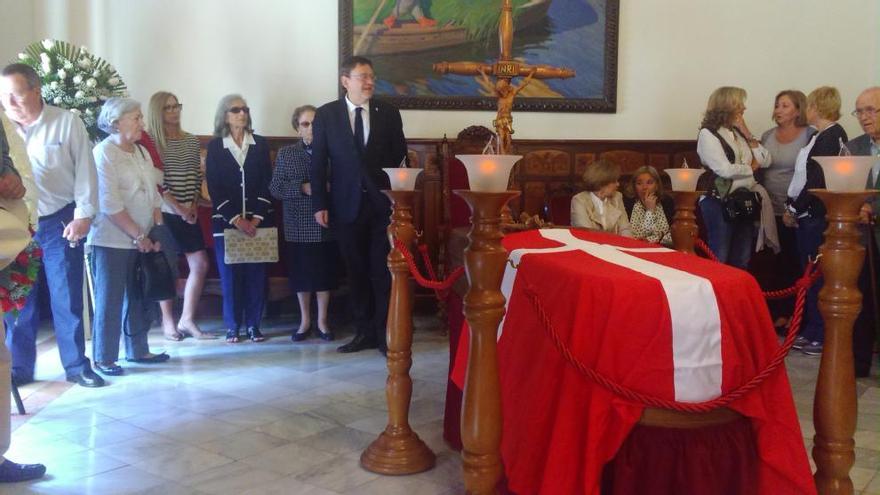 Ximo Puig, en la capilla ardiente en Sueca.