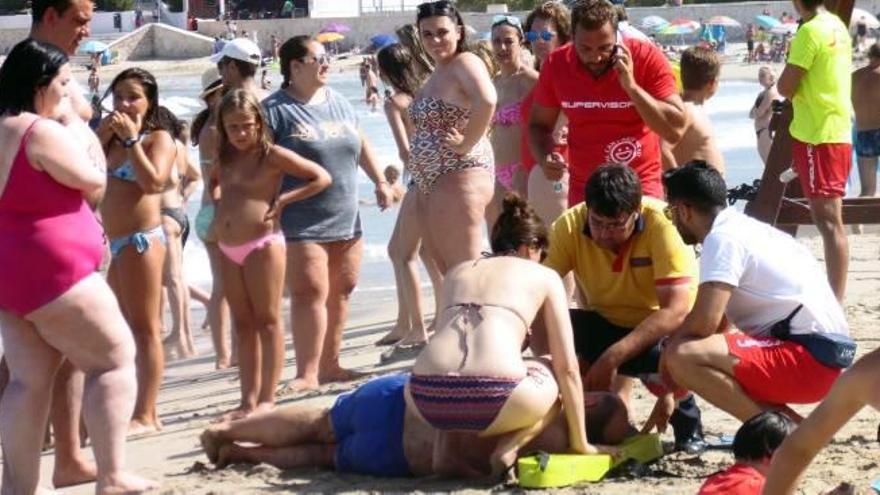 Salvan en Calp a dos bañistas que se lanzaron al mar con bandera roja