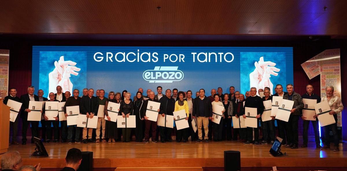 Los antiguos compañeros homenajeados durante la gala.