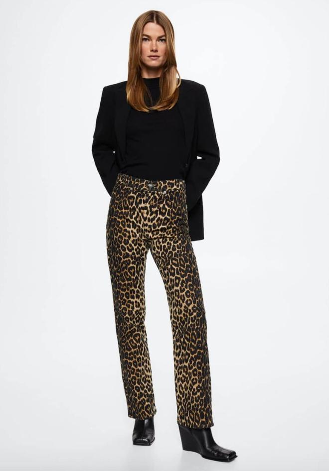 Pantalones con estampado de leopardo, de Mango