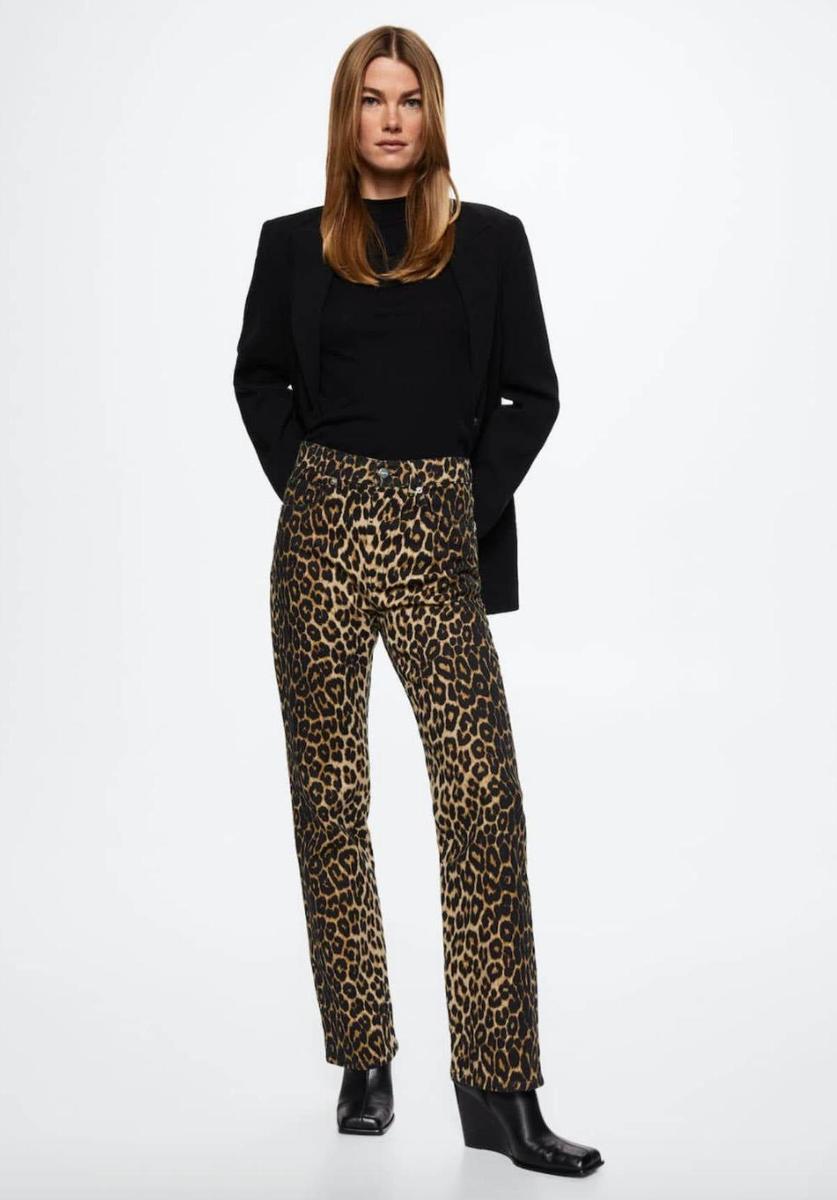 Pantalones con estampado de leopardo, de Mango