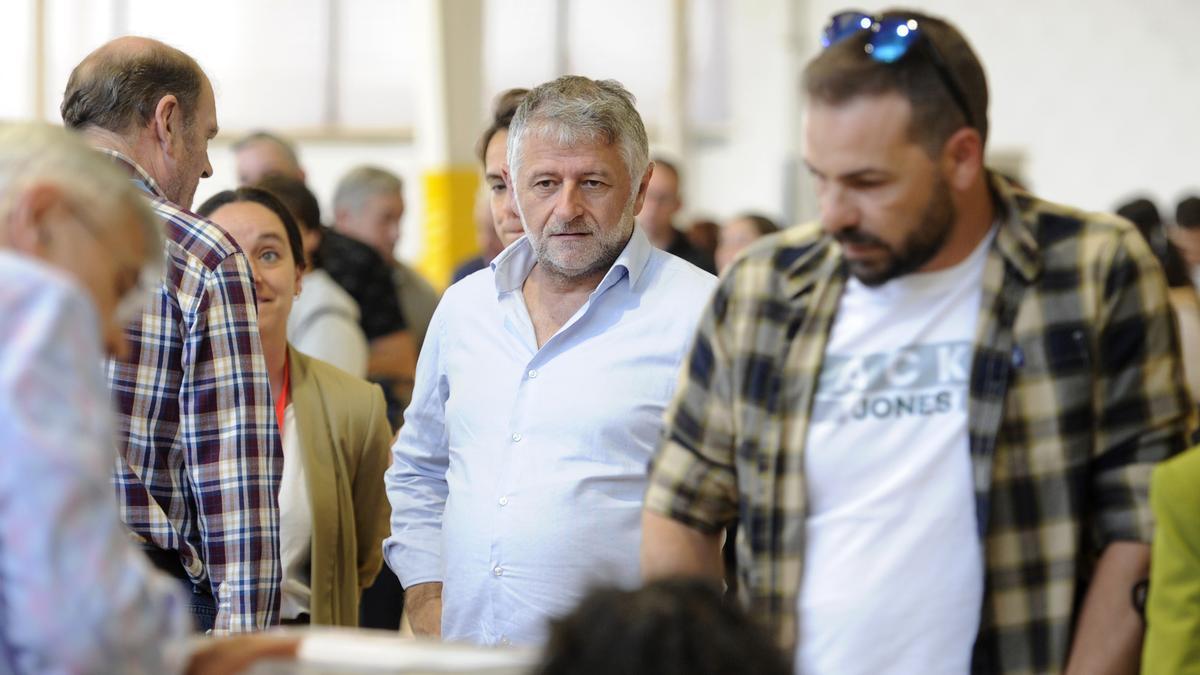 Manuel Cuiña, candidato del PSOE, en la cola para votar.