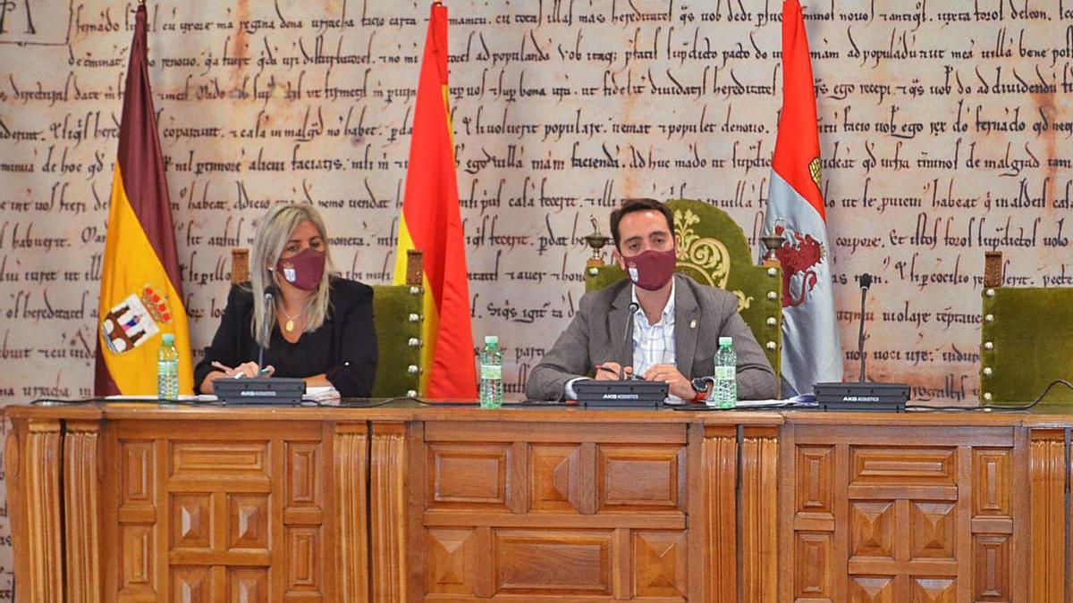 La concejal de Hacienda, Patricia Martín, y el alcalde de Benavente, Luciano Huerga, en el Ayuntamiento. | E. P.