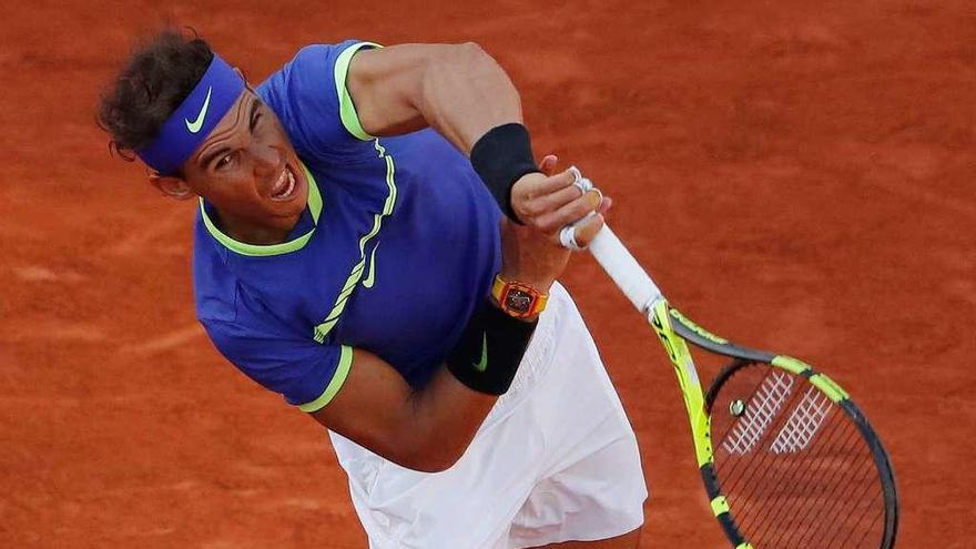 Rafael Nadal ejecuta un saque durante su partido de semifinales ante Dominic Thiem. // Reuters