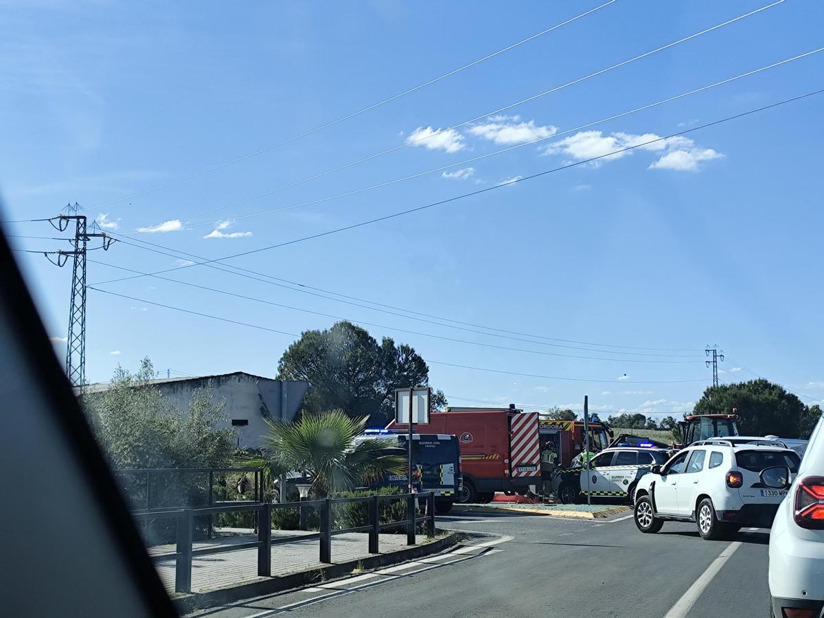La Guardia Civil y los bomberos trabajan en el lugar del accidente mortal en Añora.