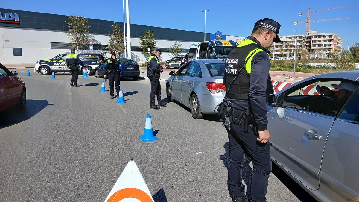 La Policía Local en plena actuación.