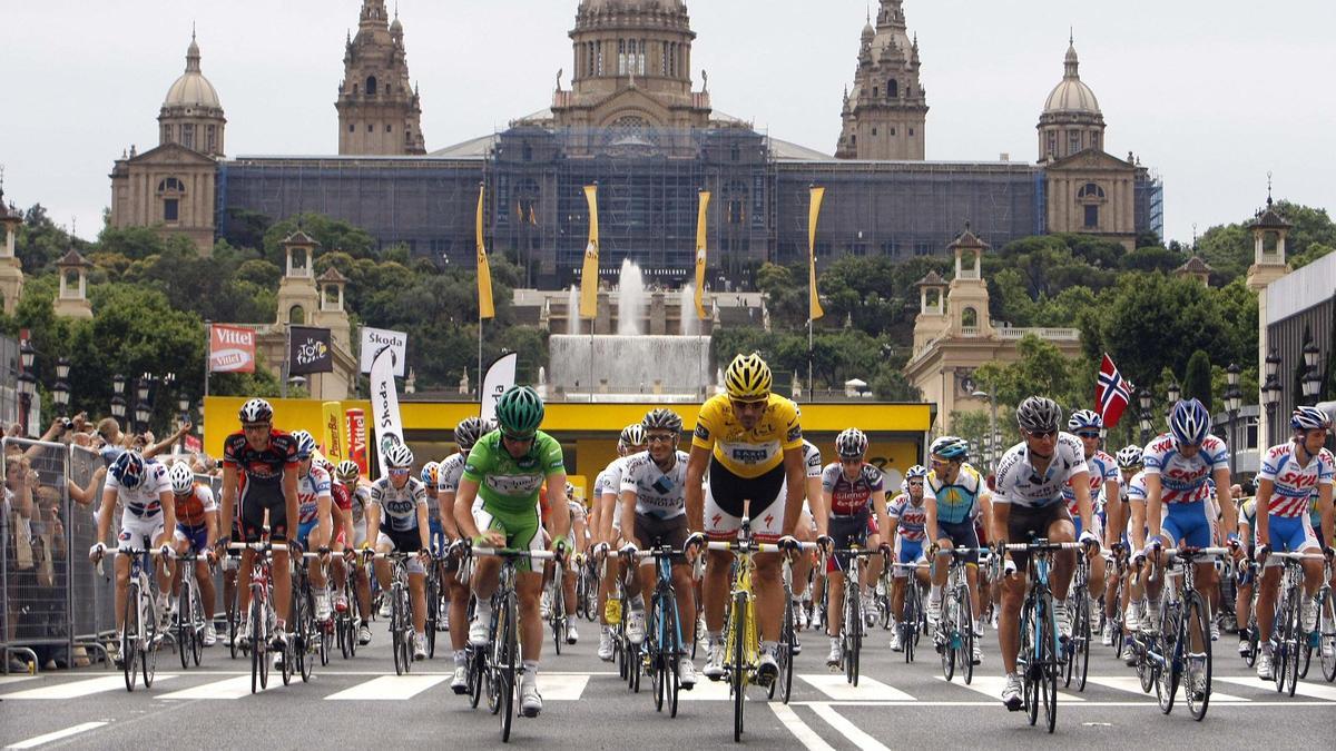 El pelotón del Tour, a su salida de Montjuïc, en la etapa que Barcelona albergó en el 2009.