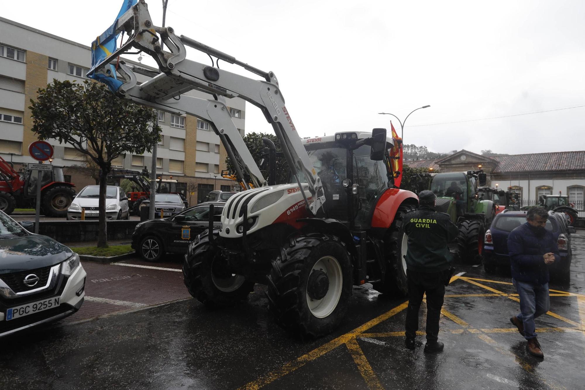 EN IMÁGENES: Los ganaderos toman con sus tractores la villa de Luanco