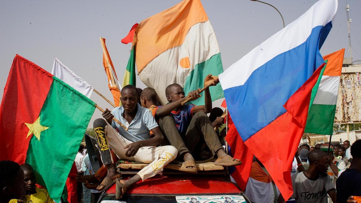 Protesta en Niamey, Níger, en contra de la presencia militar norteamerica, en la que ondean banderas rusas.