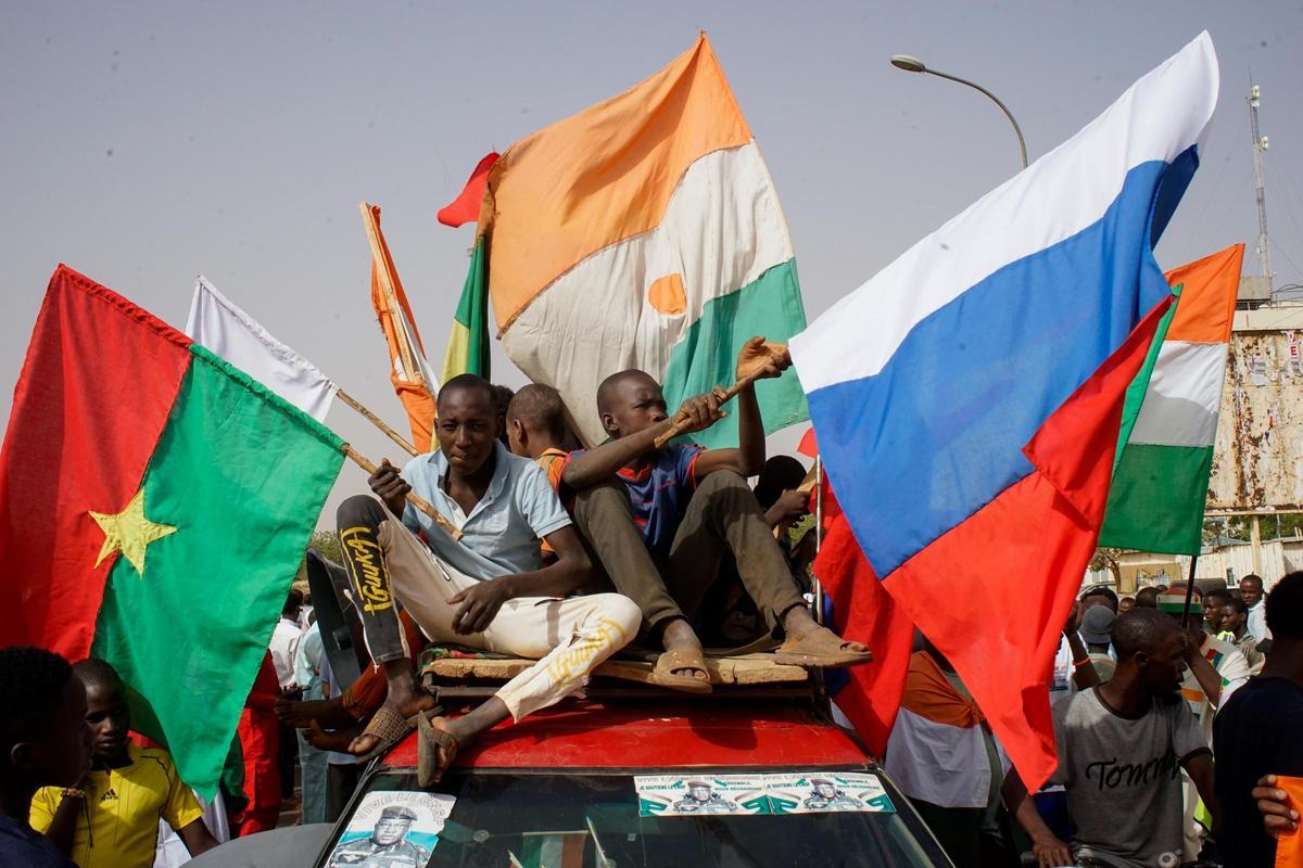 Protesta en Niamey, Níger, en contra de la presencia militar norteamerica, en la que ondean banderas rusas.