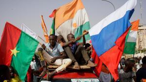 Protesta en Niamey, Níger, en contra de la presencia militar norteamerica, en la que ondean banderas rusas.