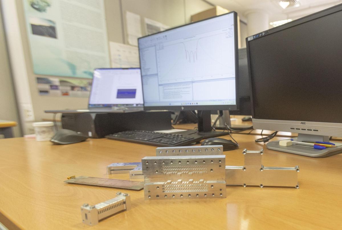 Algunos de los dispositivos diseñados por los investigadores de la UA destinados a los satélites