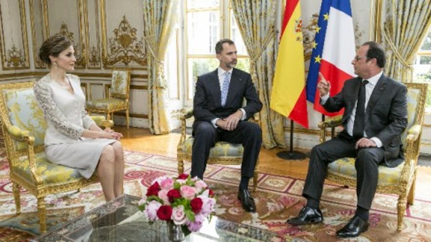 Hollande recibe con honores a los reyes en París