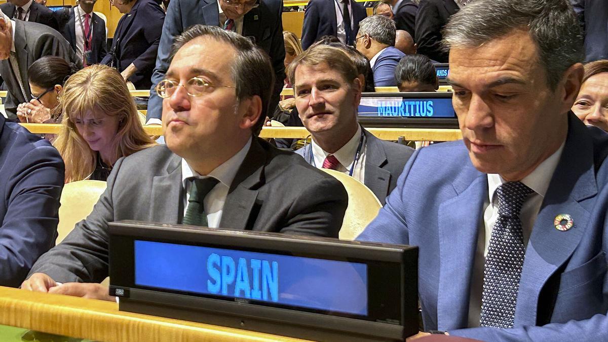 NUEVA YORK (ESTADOS UNIDOS), 24/09/2024.- El presidente del Gobierno, Pedro Sánchez (d), y el ministro de Exteriores, José Manuel Albares, durante a la sesión de apertura del Debate General del 79º período de sesiones de la Asamblea General de Naciones Unidas, ONU en Nueva York.