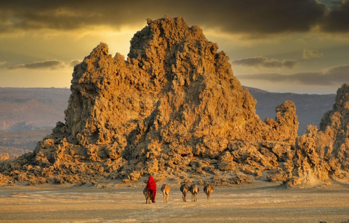 Der Salzsee Lac Abbé an der Grenze von Äthiopien und Dschibuti.