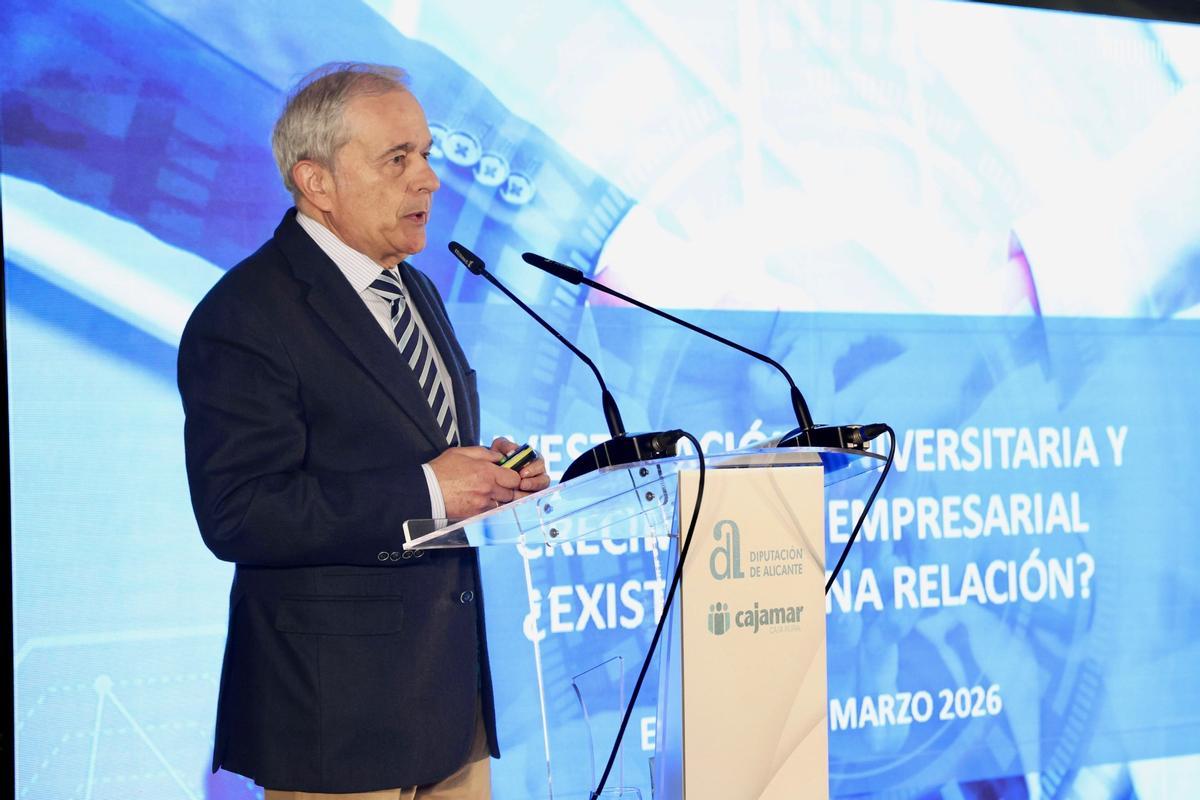 Antonio Abril durante su intervención en la jornada de Cedelco en Elche