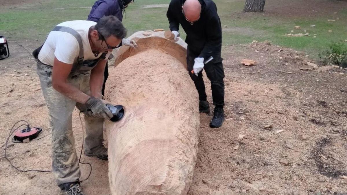 Los ayudantes, dando forma a la madera según el diseño de Lucía Loren . | Cedida