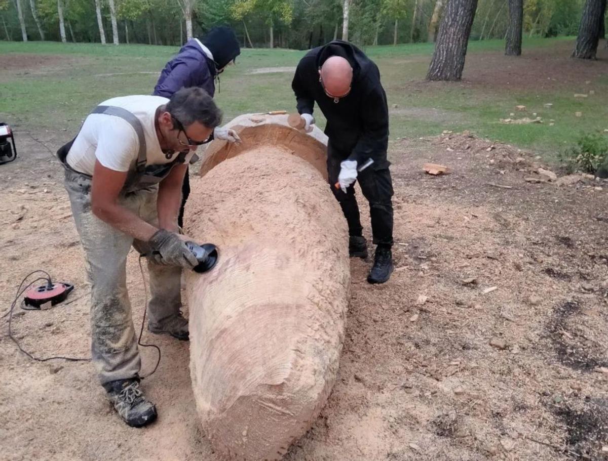 Los ayudantes, dando forma a la madera según el diseño de Lucía Loren . | Cedida