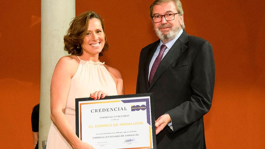 Keka Alcaide, directora de Marketing, Comunicación y RRII de El Correo de Andalucía recibe la distinción.