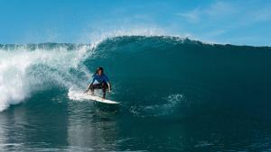 Una mujer surfeando.