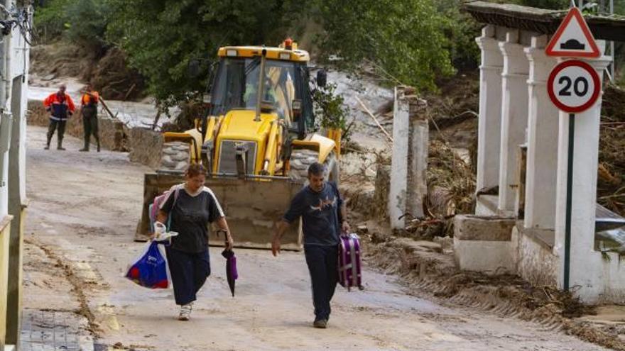 Evacuados en el barrio de la Cantereria en Ontinyent.