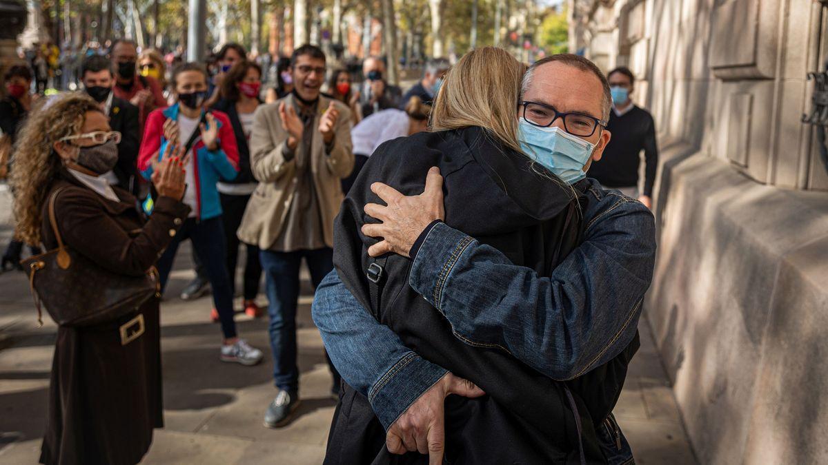 Josep Costa, a su salida del Tribunal Superior de Justicia de Catalunya, se abraza con su pareja