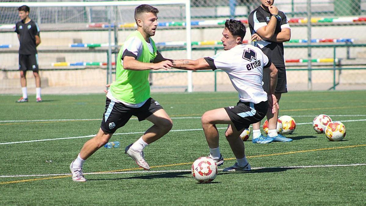 Carlos Segura y Jorge Domingo, que apuntan a titulares, durante el entrenamiento del miércoles.
