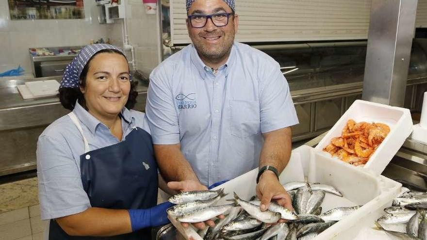 Venta de sardinas para San Xoán en el mercado de Teis, en Vigo. // Alba Villar