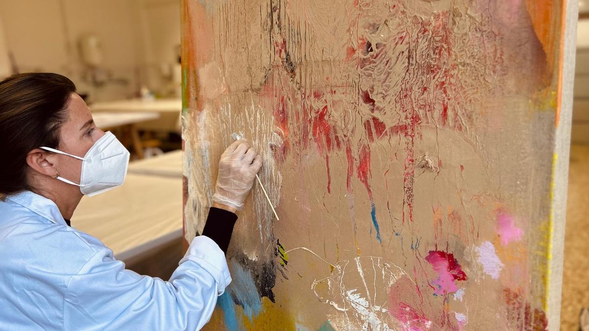 Trabajos de restauración de una obra de arte contemporáneo dañada por la dana.