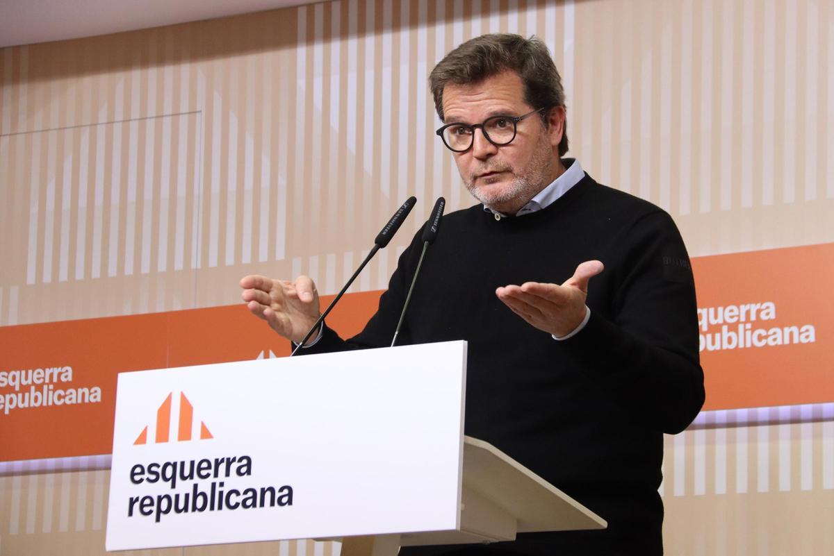 El portavoz de ERC, Isaac Albert, este lunes en rueda de prensa.