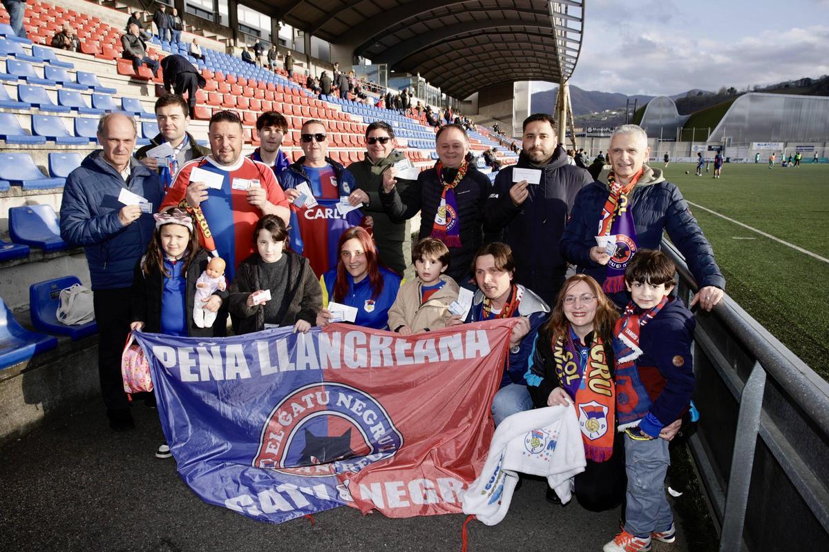De izquierda a derecha, por abajo: Nerea Serrano, Yaiza Serrano, Nuria Alba, Mario Rodríguez, Alberto Rodríguez, Laura Hernández, Nicolás García. Por arriba: José Luis Gutiérrez, Pelayo García,Iván Serrano, Pelayo Orviz, Eduardo Moro, Rafa Rodríguez, Luis Palacios, Bruno Blanco, Marcelino Zapizo, miembros de la Peña el Gatu Negro, ayer, en Ganzábal.