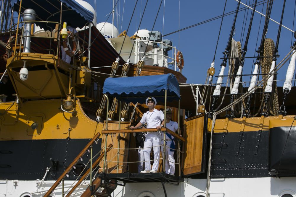 El Amerigo Vespucci atraca en Alicante