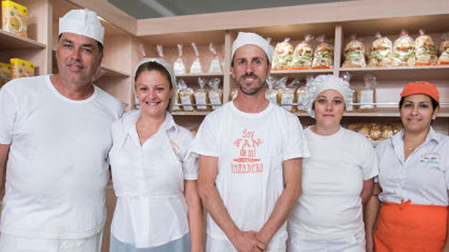 El matrimonio Amaro Rodríguez y Marianela Morales, en la panadería Mis Hijos Sin Gluten con algunos de sus trabajadores. | TATO GONÇALVES