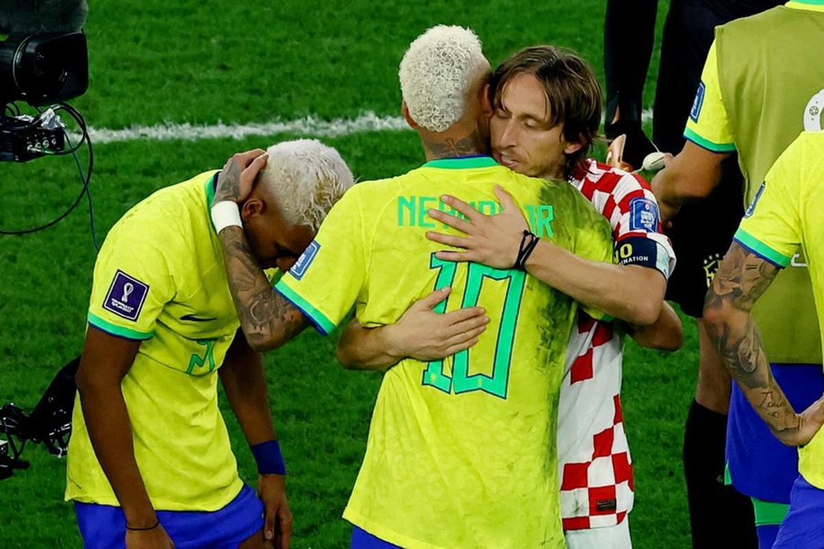 Modric abraza a Neymar tras eliminar Croacia a Brasil en los penaltis.