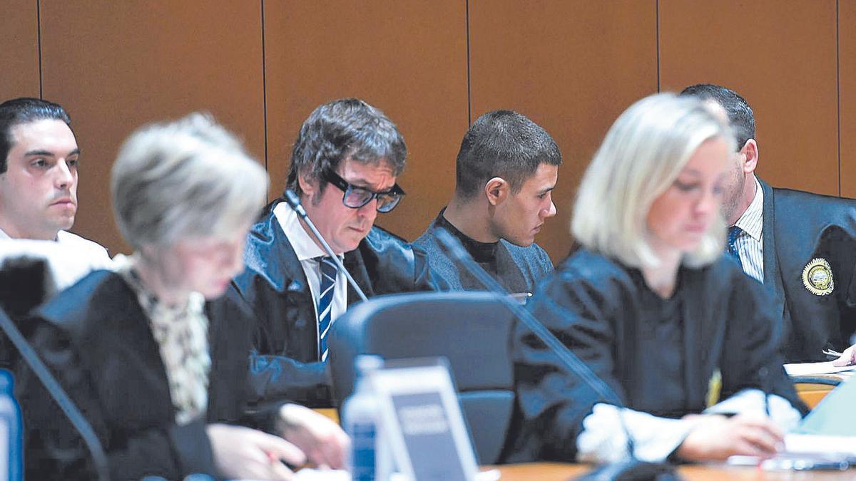 Alejandro Míguez y Alejandro Freire con sus abogados detrás de la fiscal y la acusación.