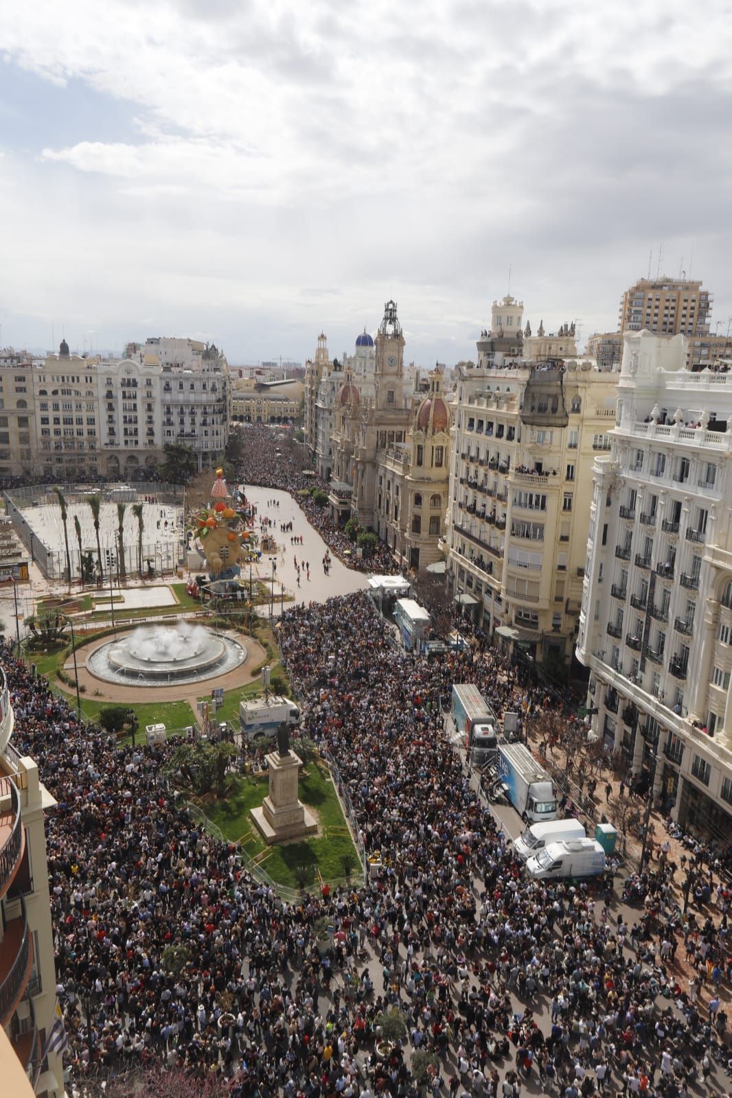 Llenazo en la plaza del Ayuntamiento desde más de una hora antes de la mascletà