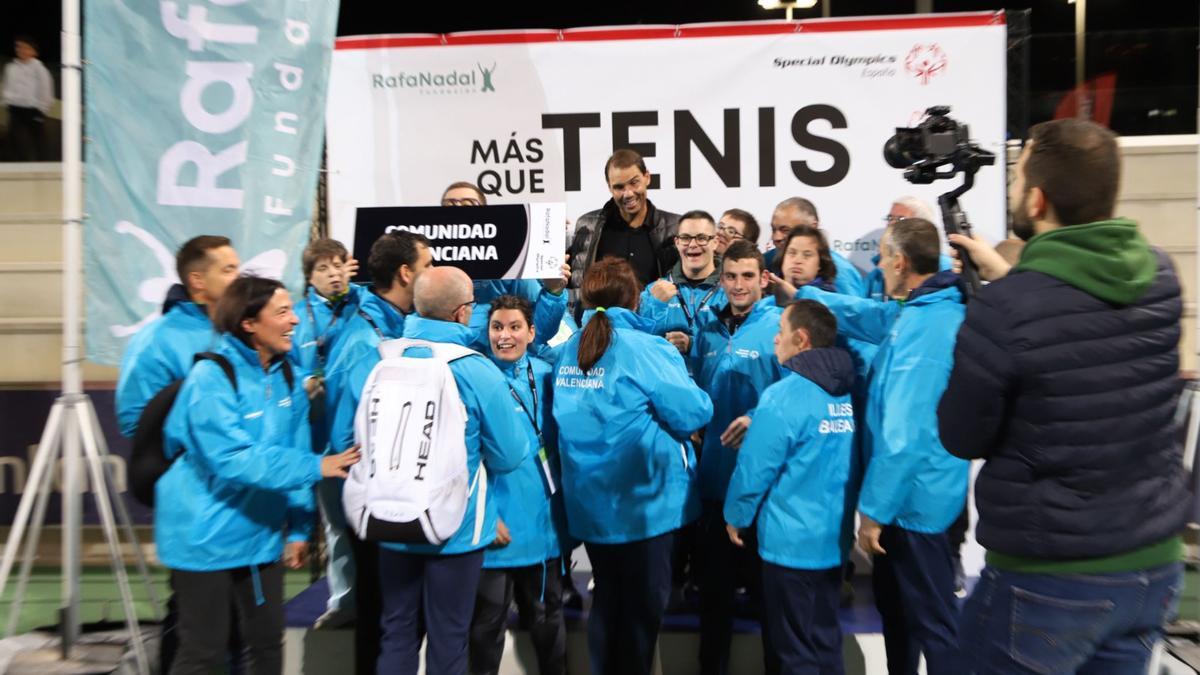 Participantes del centro ocupacional de Ontinyent, junto a Rafa Nadal.