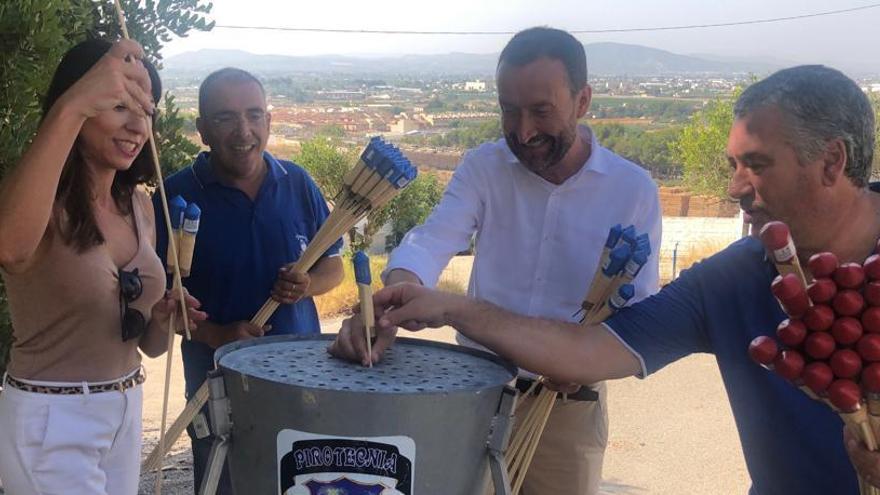 El alcalde y la edil de Fiestas, esta mañana, junto a los trabajadores de la Pirotecnia Ferrández