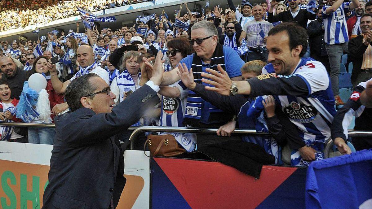 Fernando Vázquez, aclamado por la afición tras el ascenso en 2014.