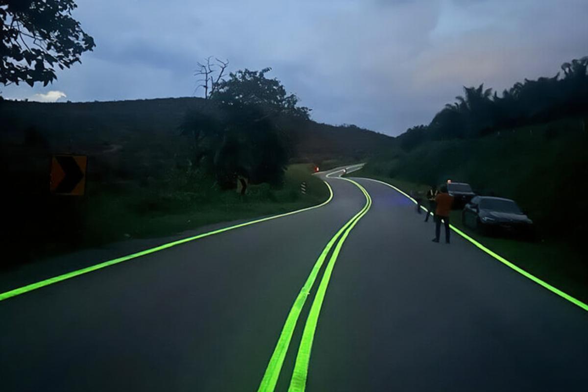 Una carretera malasia con la pintura fluorescente.