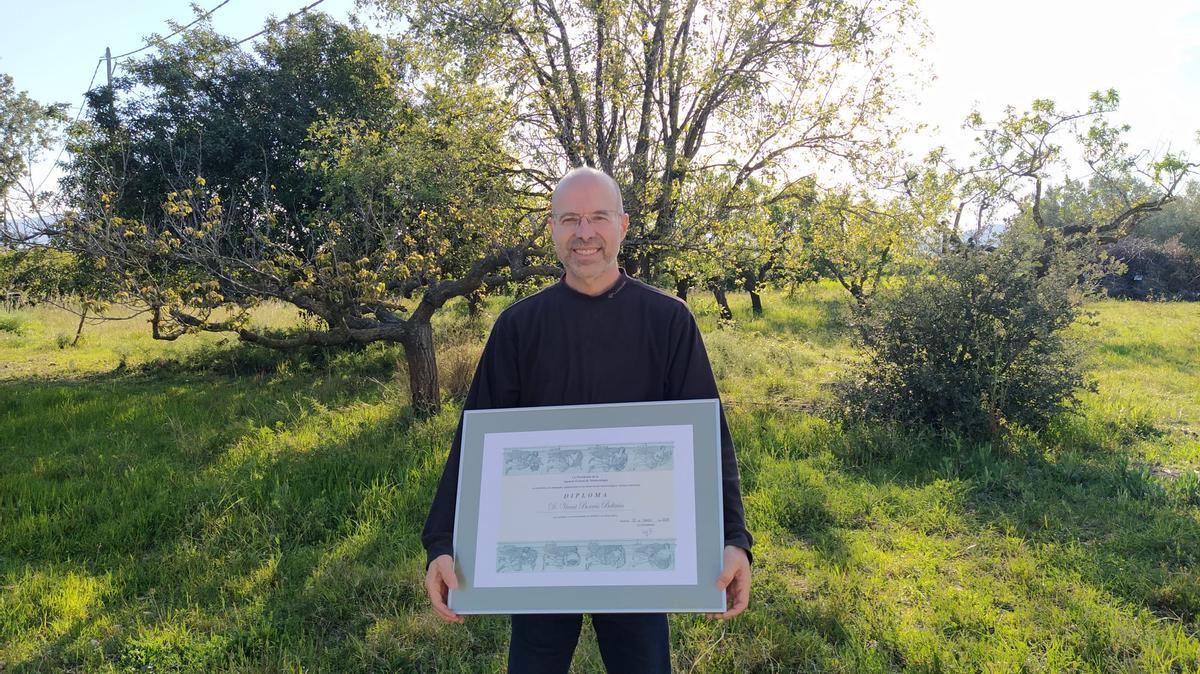 Vicent Borrás Beltrán con el reconocimiento que ha recibido de Aemet.