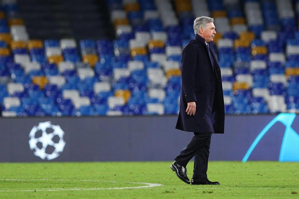 Napoli head coach Carlo Ancelotti leaves the pitch at the end of the UEFA Champions League, Group E football match between SSC Napoli and KRC Genk on December 10, 2019 at Stadio San Paolo in Naples, Italy - Photo Federico Proietti / DPPI