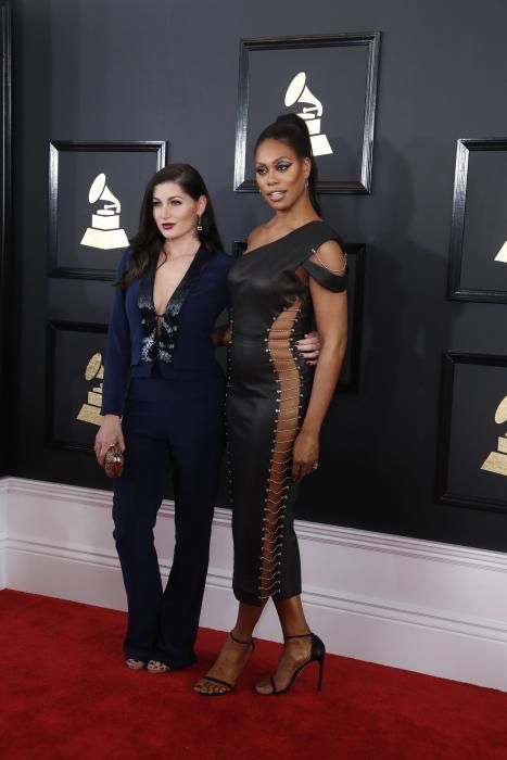 Trace Lysette y Laverne Cox (der.) llegan a la gala de los Premios Grammy.
